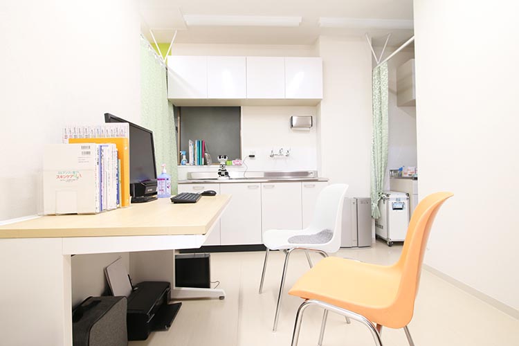 診察室(皮膚科)